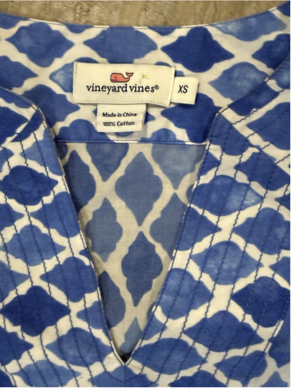 Vineyard Vines Womens Tunic Top XS Geometric Print Blue White Split V Neck - Picture 3 of 6